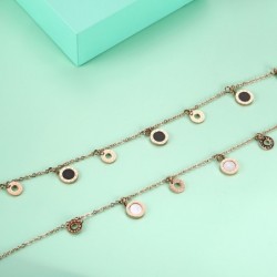 CollarGold necklace - with round charm decorations