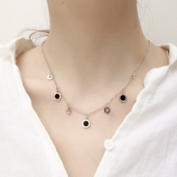 CollarGold necklace - with round charm decorations