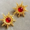 AretesVintage sun shaped - stud earrings - with red pearl decoration
