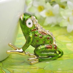 Elegant brooch with a green crystal frogBrooches
