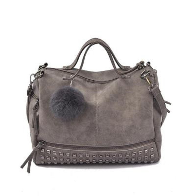 BolsasBolso vintage de piel nubuck con remaches / pompón de pelo