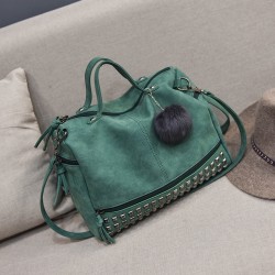 BolsasBolso vintage de piel nubuck con remaches / pompón de pelo