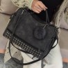 BolsasBolso vintage de piel nubuck con remaches / pompón de pelo