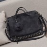 BolsasBolso vintage de piel nubuck con remaches / pompón de pelo