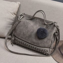 BolsasBolso vintage de piel nubuck con remaches / pompón de pelo