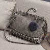 BolsasBolso vintage de piel nubuck con remaches / pompón de pelo