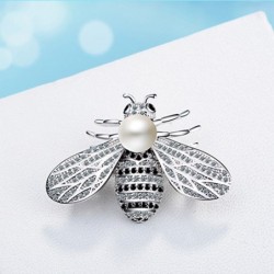 Bee shaped silver brooch - with a pearlBrooches