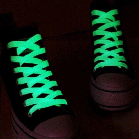 ZapatosGlowing en los cordones oscuros