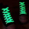 ZapatosGlowing en los cordones oscuros