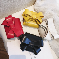 BolsasBolso pequeño y elegante con cadena de arco